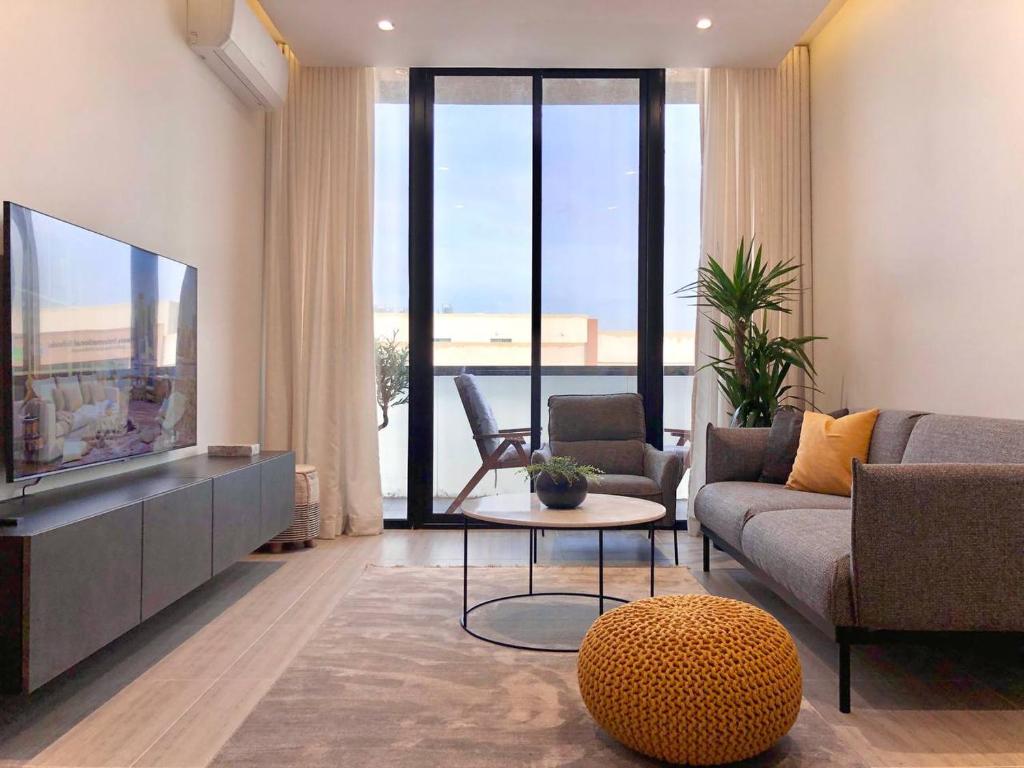 利雅德Inbar Residence إنبار ريزدينس شقة عائلية متكاملة的带沙发和电视的客厅