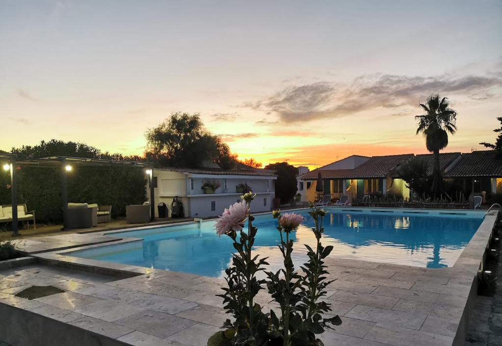 圣马迪拉莫卡马尔古埃瑟酒店的日落时分带游泳池的别墅