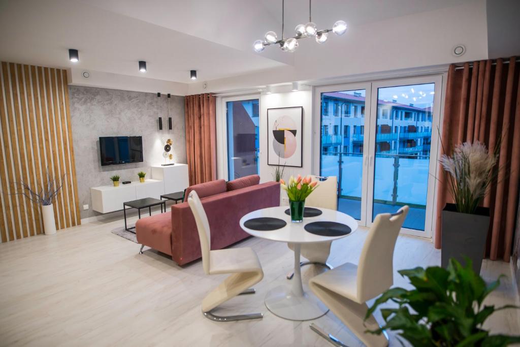 比斯库佩茨Nowoczesny apartament z antresolą i garażem的客厅配有沙发和桌子