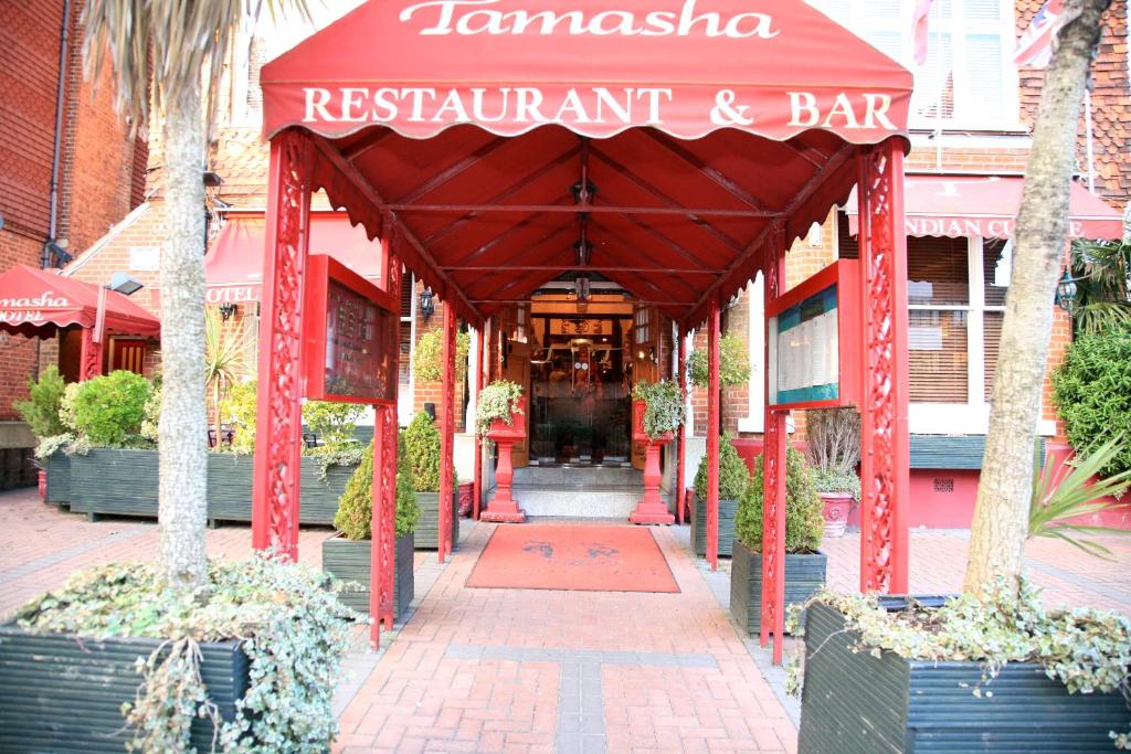 布罗姆利娱乐节目酒店的红色遮阳篷的餐厅和酒吧的入口
