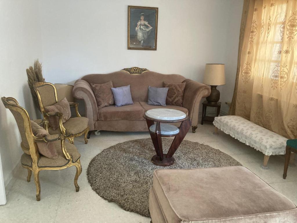 拉马萨Maison Avec Jardin Garage的客厅配有沙发和桌椅