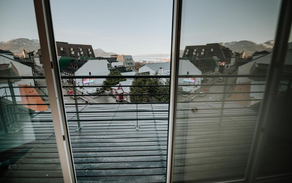 乌斯怀亚Aunaisin- Toluken Apartamentos的从大楼的窗户欣赏楼梯的景色
