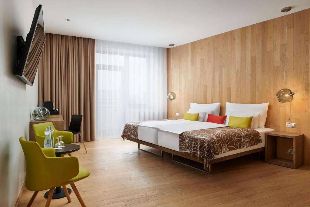 布尔诺Hotel Passage的卧室配有一张床和一张桌子及椅子