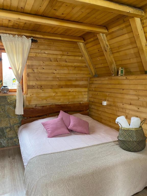 莫伊科瓦茨Eco kutak的木制客房内的一间卧室,配有一张床