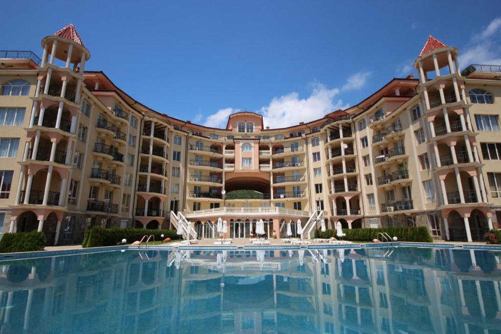 埃勒尼特Negresko Family Apartment的一座大型建筑,前面设有一个大型游泳池