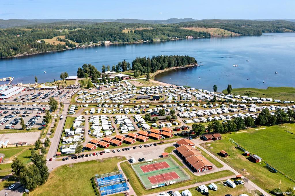孙讷First Camp Sunne - Fryksdalen的享有湖畔停车场的空中景致
