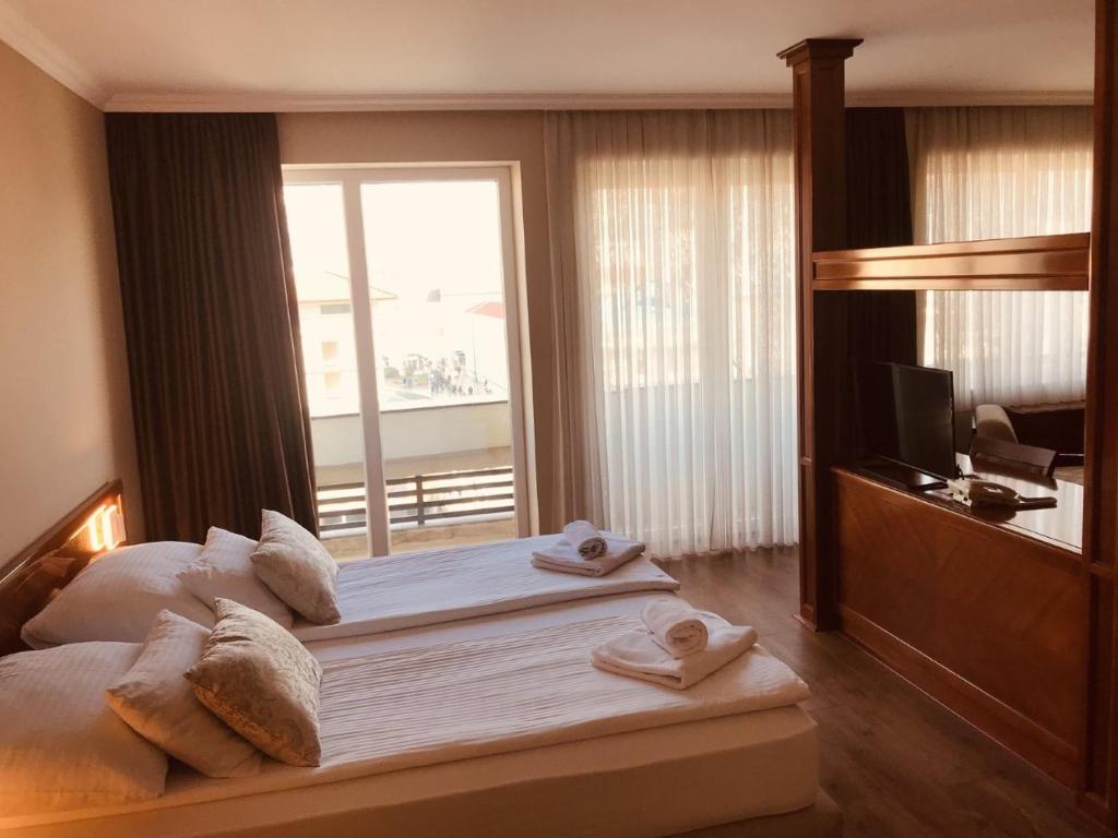 莫斯塔尔布里斯都酒店的酒店客房,配有带毛巾的床