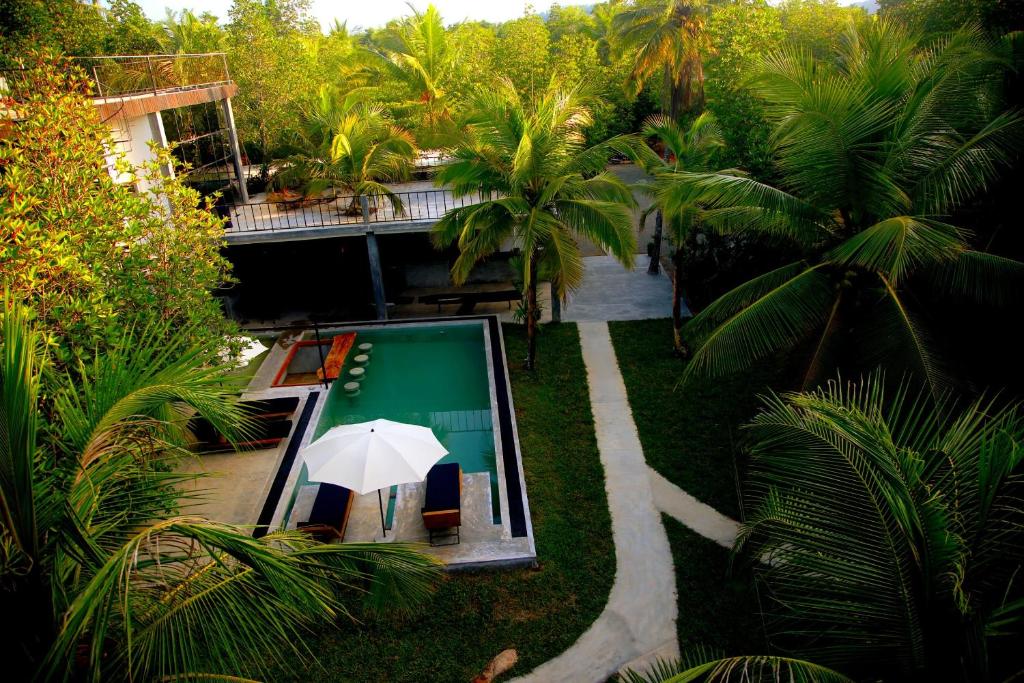 高尔VODA Hotel & Spa的享有带游泳池和遮阳伞的度假村的空中景致