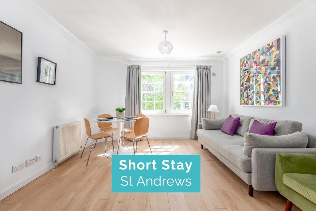 圣安德鲁斯Abbey Street - 2 bedroom - Central的客厅配有沙发和桌子