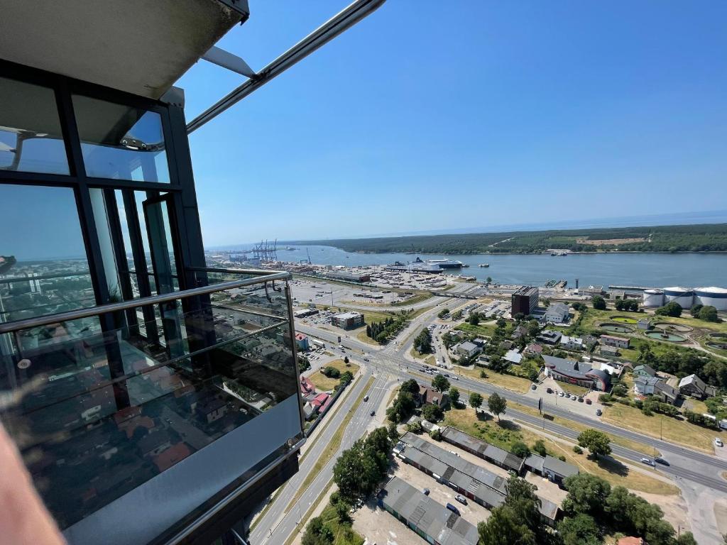 克莱佩达34 floor at the top of the Baltic的享有城市美景。