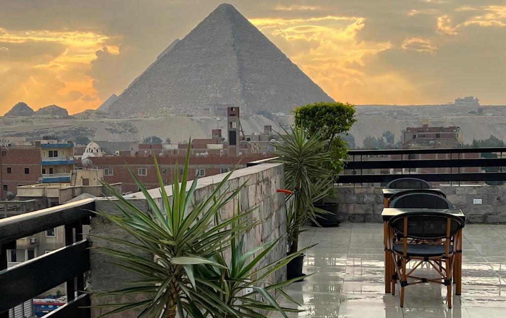 开罗Kemet Boutique Hotel的享有金字塔美景的阳台