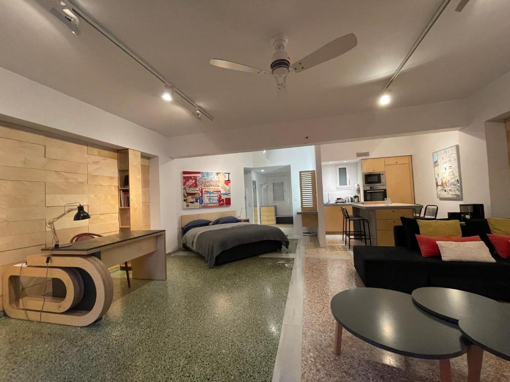 雅典Vouliagmeni Art Micro Loft的一个带床和沙发的大客厅
