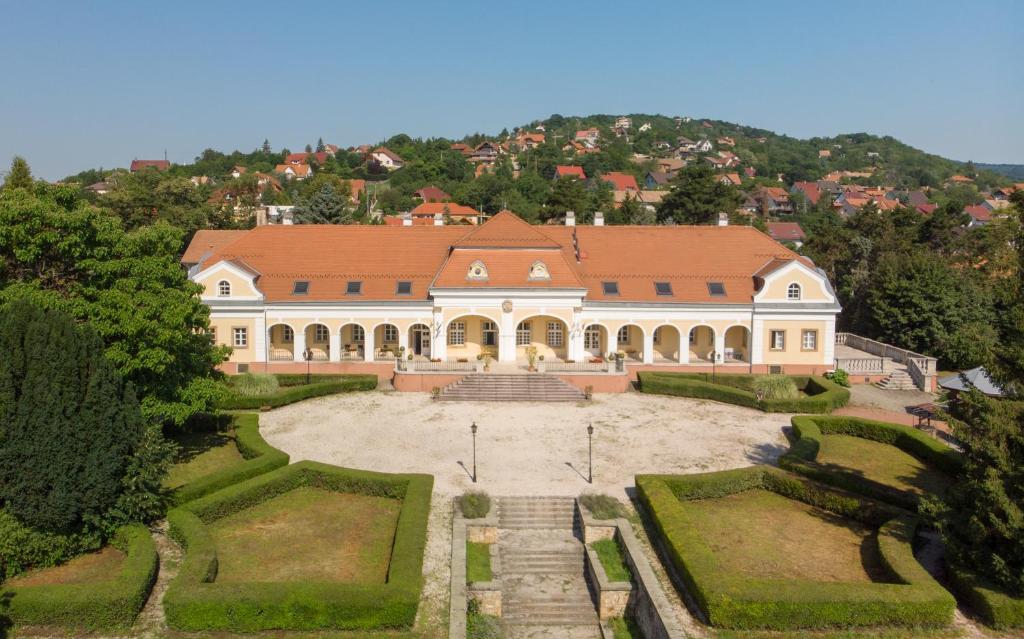 PomázTeleki-Wattay Kastélyszálló的享有大建筑空中景致,设有庭院