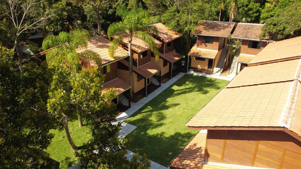 蜜岛Pousada Villa Encantada Ilha do Mel的享有带庭院的房屋的空中景致