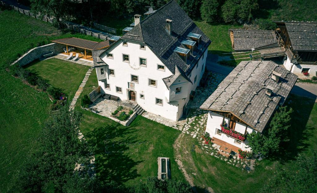 卡迪皮特拉Ansitz Bergrichter的享有大型白色房屋顶部景致,设有屋顶