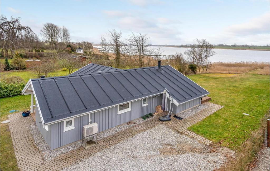 凯特明讷Lovely Home In Kerteminde With Wifi的房屋金属屋顶的上空景观