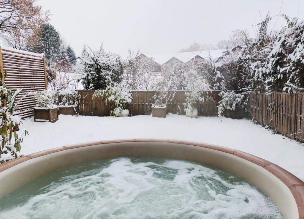 圣若里奥** Nouveau ** Le Jardin De La Plage - Appartement avec extérieur的雪覆盖的院子里的热水浴池
