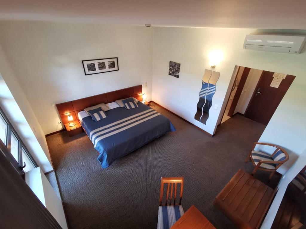 埃斯莫里斯福泉酒店的卧室配有一张床和一把椅子,享有风景。