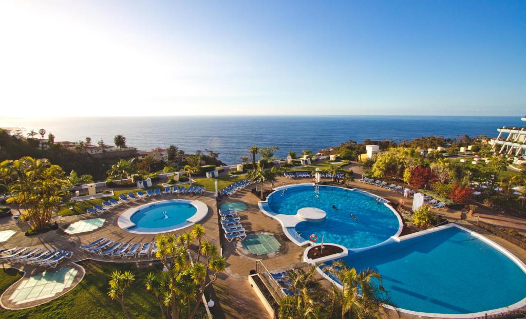 圣乌尔苏拉Residencial La Quinta Park Suites的享有度假胜地的空中景致,设有两个游泳池和大海