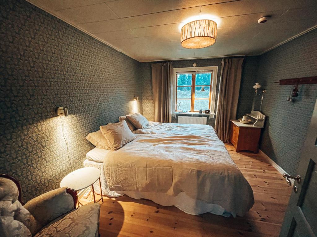 耶利瓦勒Taiga Forest Lodge的一间卧室设有一张大床和一个窗户。