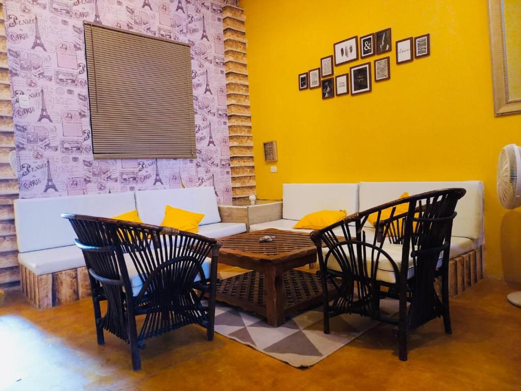 曼克拉Casa MANCORA的客厅配有桌椅和沙发