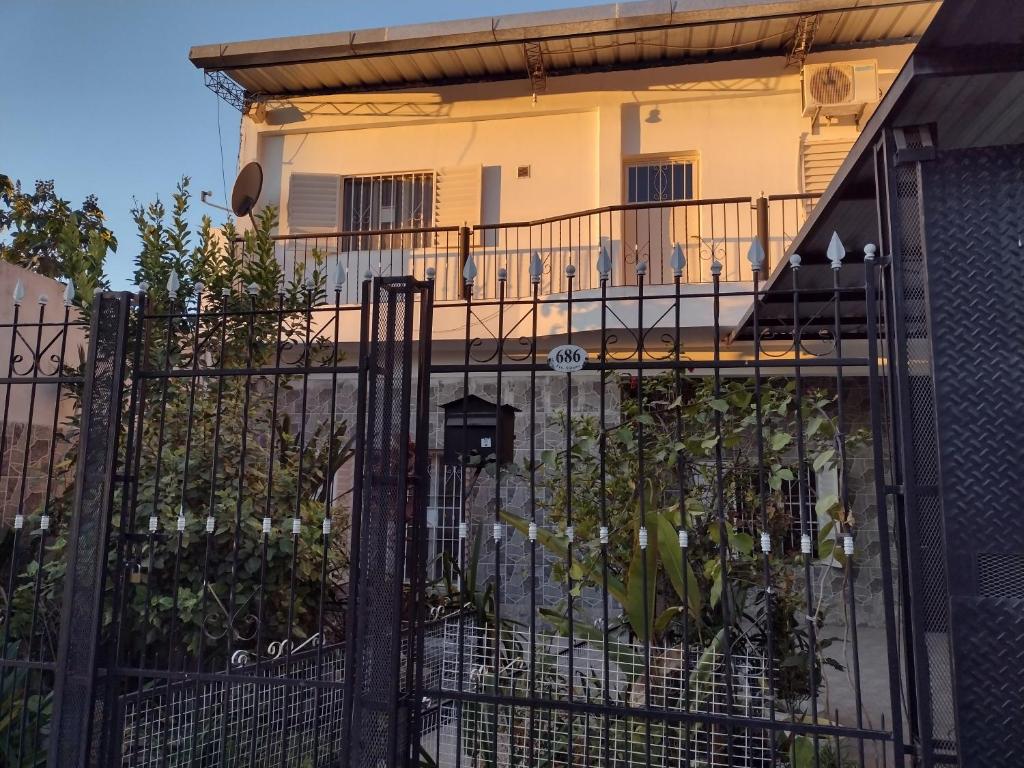 特尔马斯德里奥翁多Habitaciones Gabriel的房屋前方的铁艺围栏