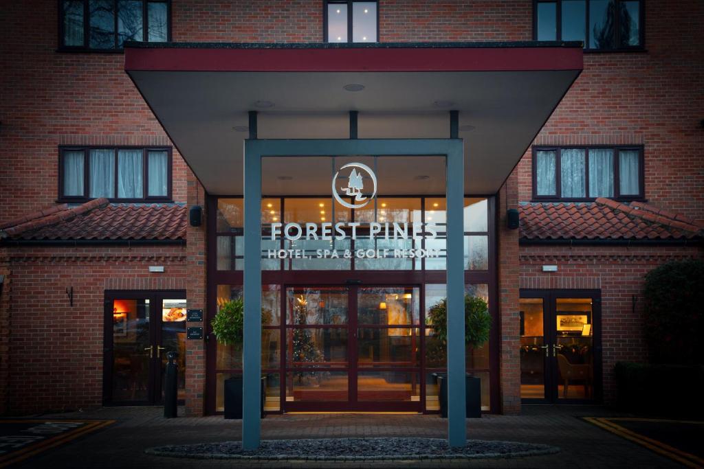 布里格Forest Pines Hotel, Spa & Golf Resort的标有酒店前门的入口