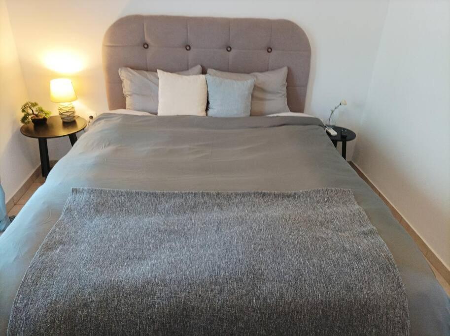 依克希亚Comfy Cozy Iksia的一间卧室配有一张大床和大床头板