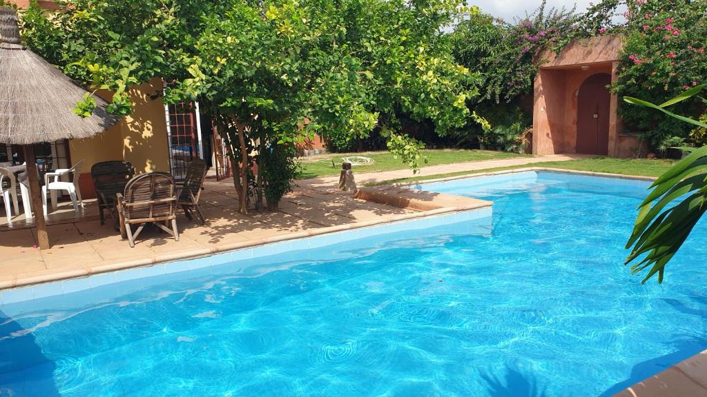 萨利波图尔Magnifique Villa Riad avec piscine proche plage的一座大型蓝色游泳池,位于房子旁边