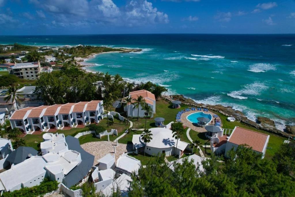 基督教堂市OceanBlue Resort的享有度假村和海洋的空中景致