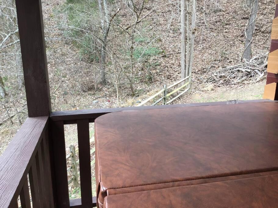 Dollywood! Brand new Dancing Bear 3-Bear Tracks的阳台或露台