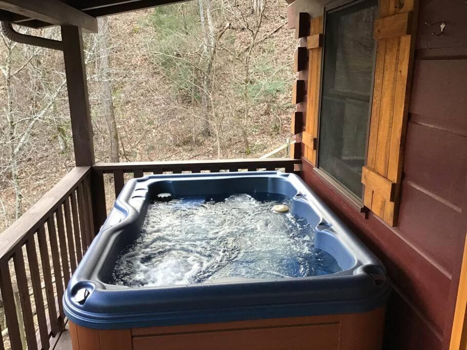 鸽子谷Dollywood! Brand new Dancing Bear 3-Bear Tracks的门廊上的热水浴池,设有窗户