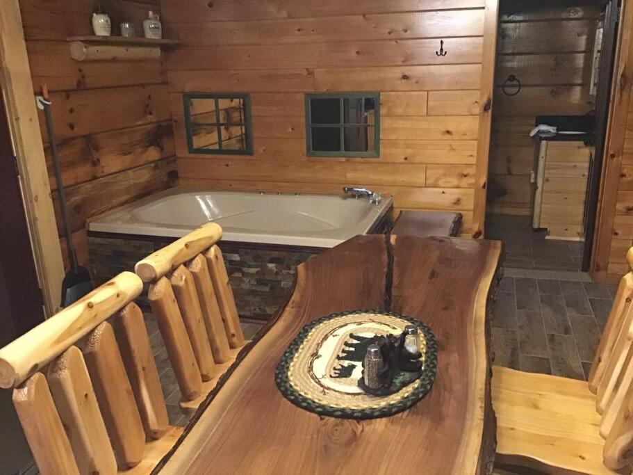 鸽子谷Dollywood! Brand new Dancing Bear 3-Bear Tracks的客房设有木桌和浴缸。