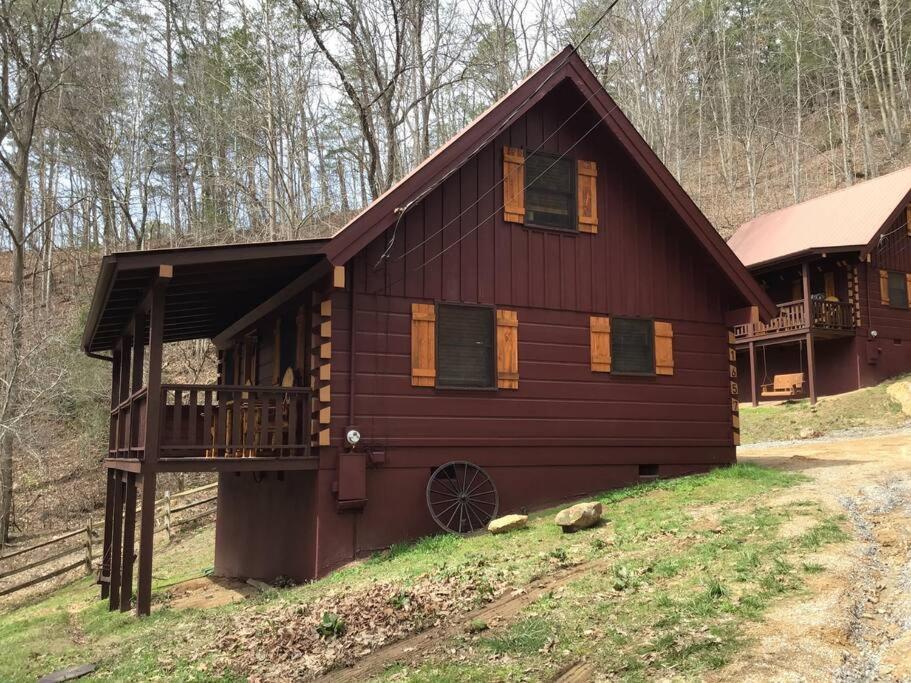 鸽子谷Dollywood! Brand new Dancing Bear 3-Bear Tracks的小木屋设有门廊和甲板