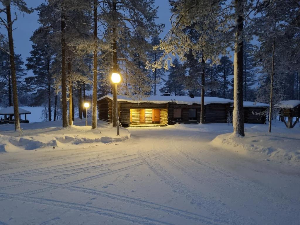 库萨莫Villa Uuttu的夜晚雪中的一个小屋