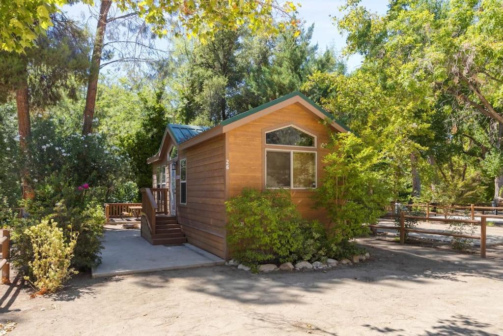 克恩维尔Deluxe little cabin 2 min stroll to Kern River的一座小房子,在院子里有树木