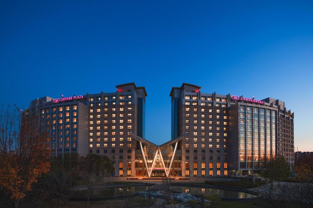 顺义北京临空皇冠假日酒店的享有两栋大楼和辛那提酒店的景致