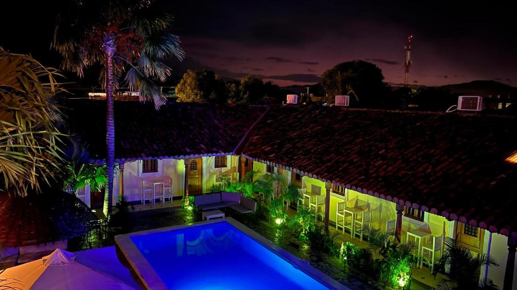 格拉纳达Encuentros的一座晚上设有游泳池的房子