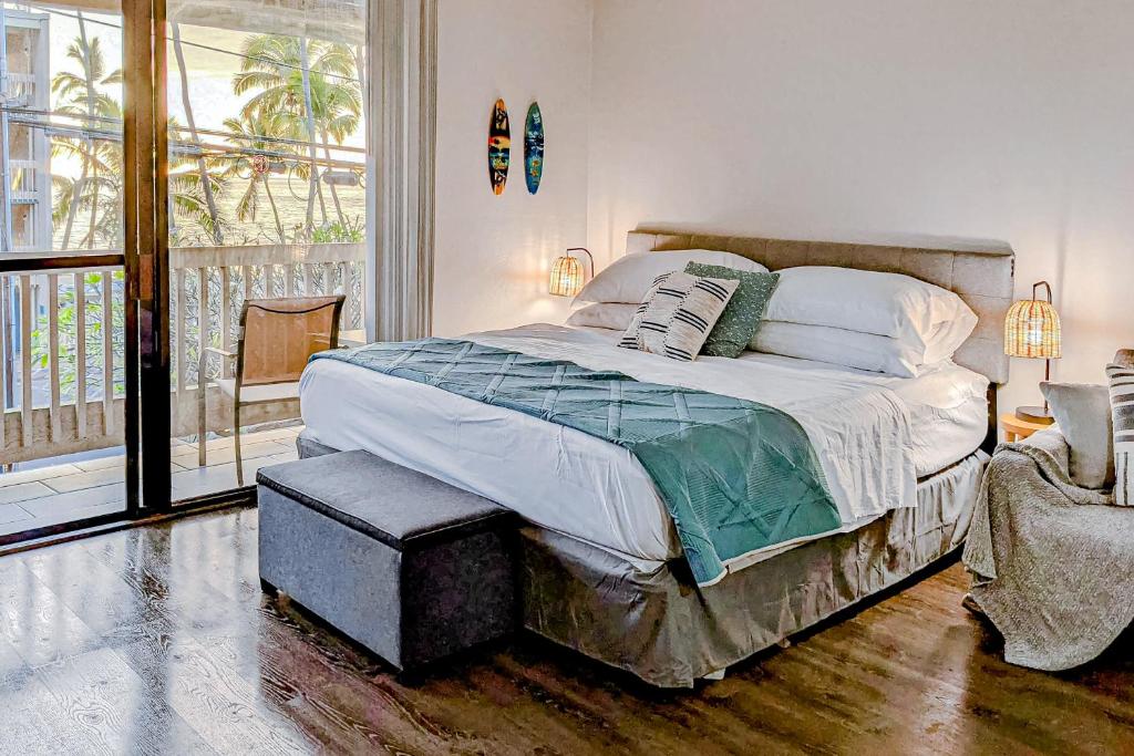 科纳Kona Bali Kai 264的一间带大床的卧室和一个阳台