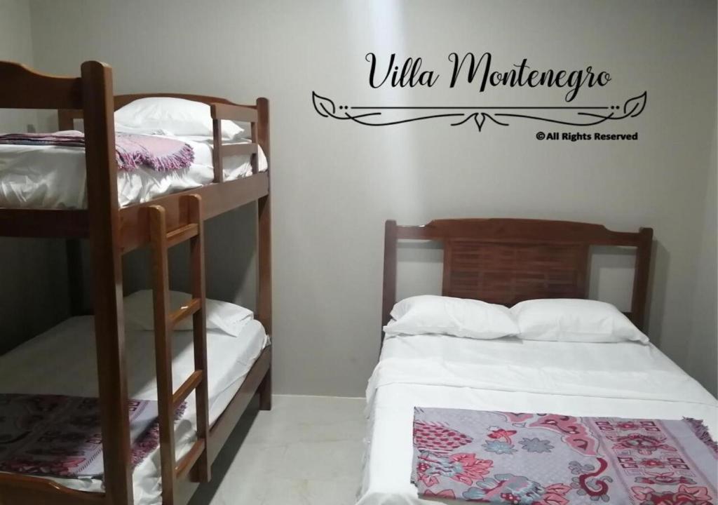 萨利纳斯Habitación privada en Salinas的一间卧室设有两张双层床和一个读取抵押贷款的标志