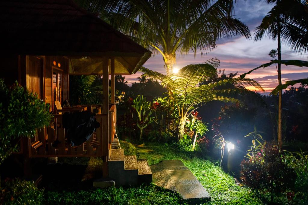 特特巴图Wina Wani Bungalows Tetebatu的院子里的灯火通明的房子