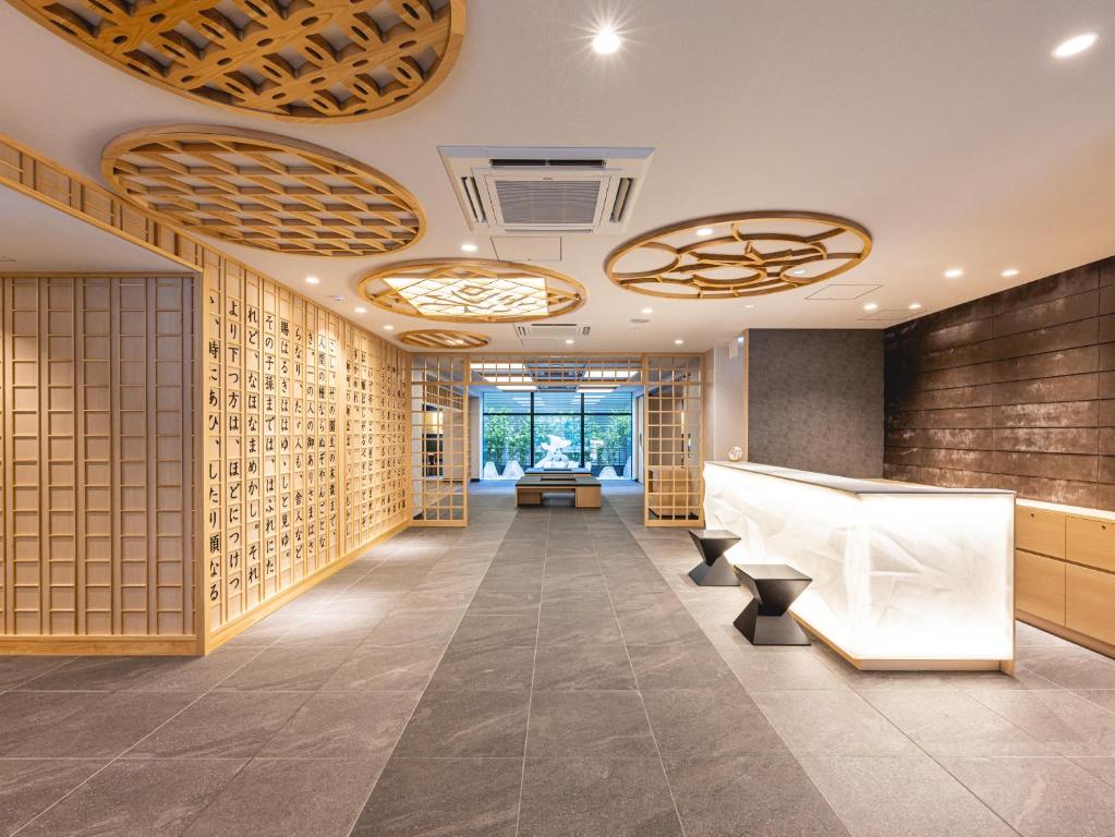 京都La'gent Hotel Kyoto Nijo的大堂设有木墙和天花板