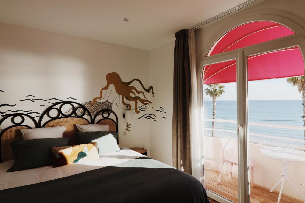 拉西约塔玫瑰茶酒店的卧室配有一张墙上的马床。