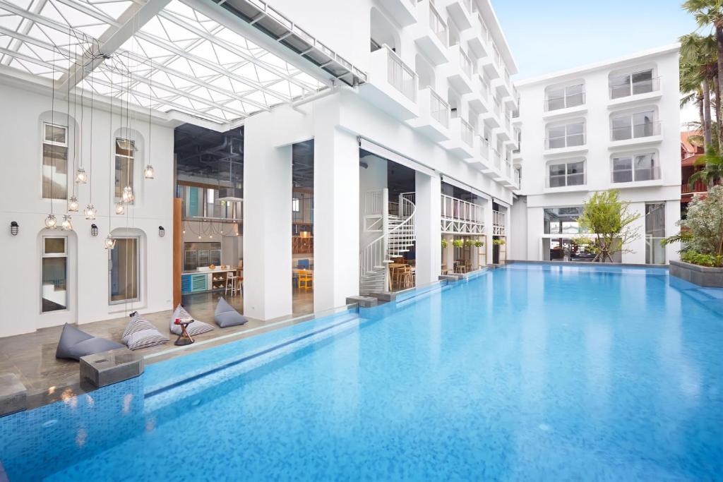 芭东海滩卢巴普吉岛芭东旅舍的一座建筑物中央的游泳池