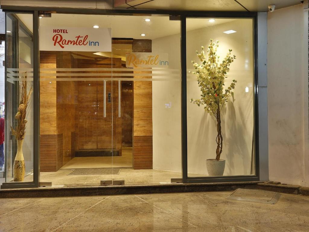 马杜赖Hotel Ramtel inn的前面有盆栽的商店窗户