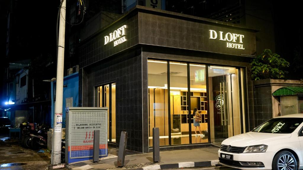 吉隆坡D Loft Hotel的停在商店前的白色汽车