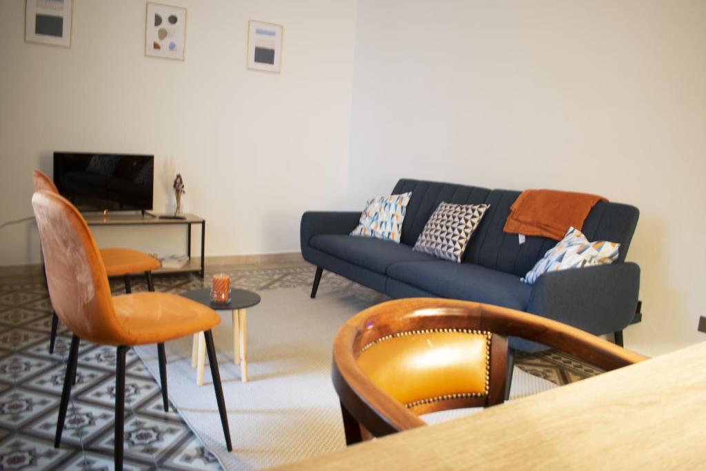 都灵Mimosa House的客厅配有沙发和桌子