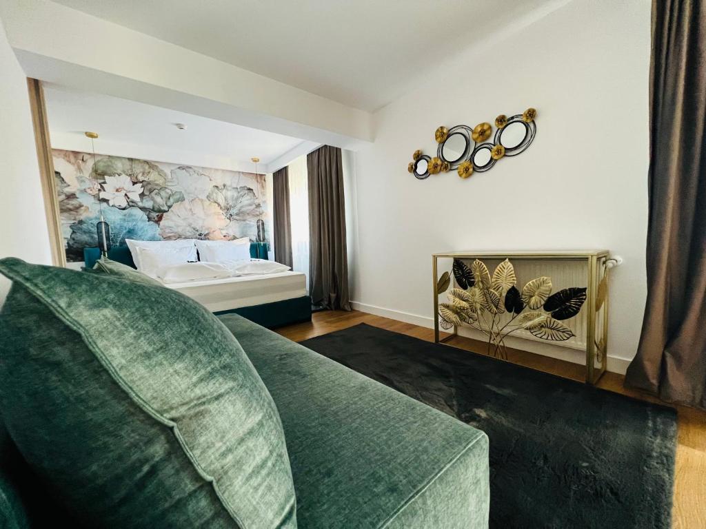 普雷代亚尔Boutique Villa Isabelle的客厅配有绿色沙发和床。