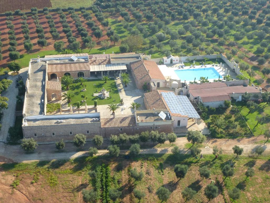 SternatiaAgriturismo Masseria Chicco Rizzo的享有带游泳池的房屋的空中景致