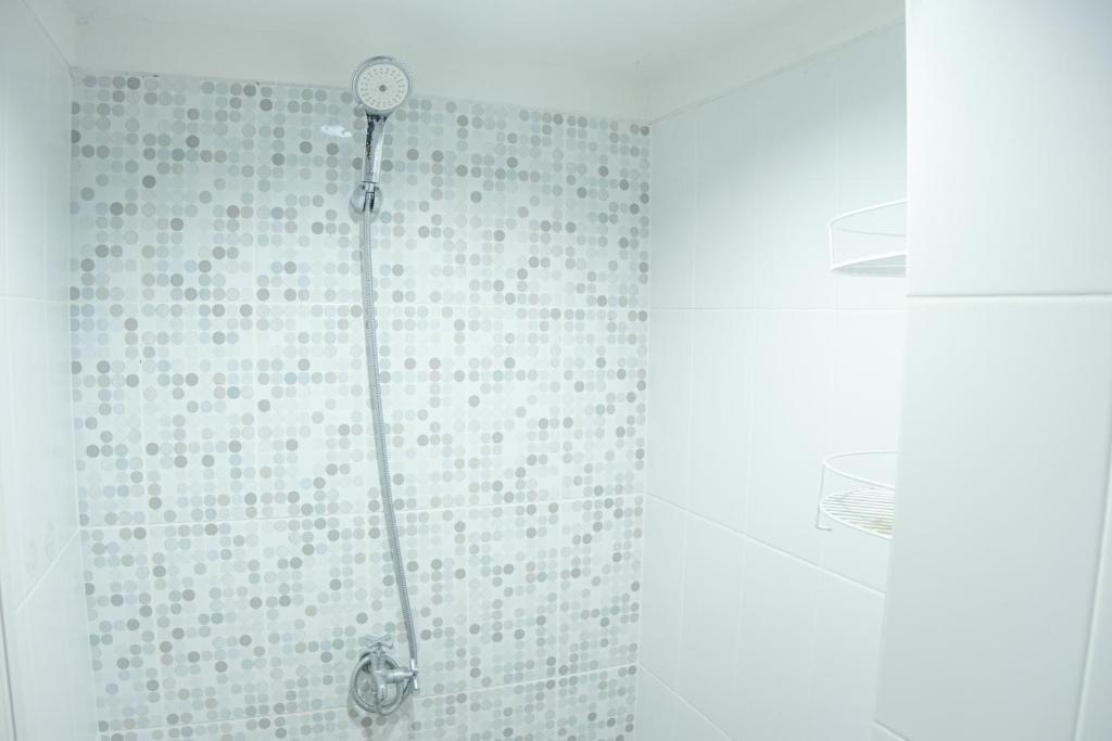 加拉旺Kia Servised Apartmen at Grand Sentraland Karawang的浴室内配有淋浴和头顶淋浴